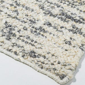 Tapis tissé à la main moderne en laine texturé gris ivoire, décoration d&#39;intérieur bio scandinave durable terreuse