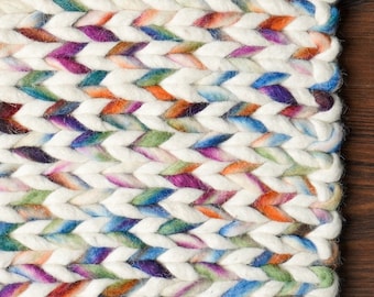 Bunter geflochtener grobstrick Wollteppich, Regenbogen-Mischung, gemütlicher dicker Flor, handgewebter Teppich, nach Maß