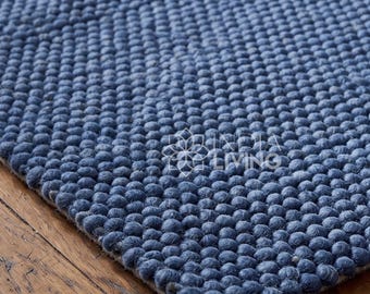 Unifarbener, marineblauer, grob gefilzter Wollteppich – handgewebter, dicker Flor im skandinavischen Stil mit Kieselstruktur