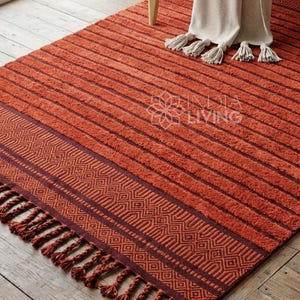 Tapis kilim rayé bohème rouge : décoration marocaine tissée à la main de style quadrillage géométrique