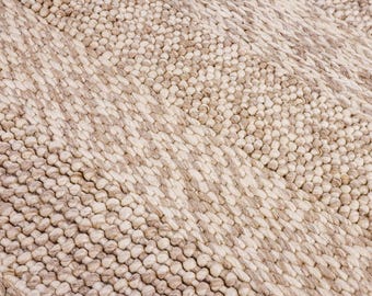 Handgewebter, grob gewebter Wollteppich im skandinavischen Stil mit mehrfarbigem Muster für den Innenbereich – Beige & Creme, individuelle Anpassung möglich