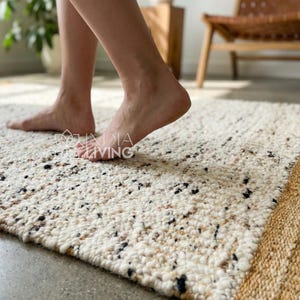Alfombra de lana texturizada en mezcla de marrón marfil natural: decoración escandinava minimalista neutra tejida a mano, hecha a medida