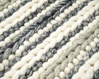 Handgewebter Wollteppich aus dicker, gerippter Wolle in Ivory Grey (Grau) im skandinavischen Stil