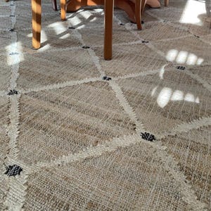 Alfombra abstracta geométrica de tejido plano de yute natural, decoración bohemia ecológica y sostenible. imagen 9