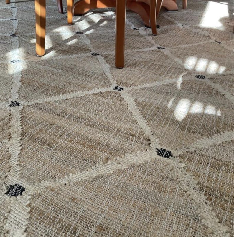 Alfombra abstracta geométrica de tejido plano de yute natural, decoración bohemia ecológica y sostenible. imagen 9