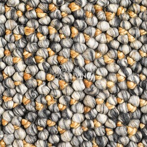 Puede incluir: Una alfombra gruesa y texturizada con un tejido denso de esferas redondeadas similares a la lana fieltrada en tonos gris carb&oacute;n, gris claro y blanco, intercaladas con peque&ntilde;os acentos de fibras de color marr&oacute;n dorado en la superficie.