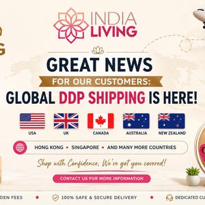 Puede incluir: Un gr&aacute;fico promocional de India Living con un avi&oacute;n blanco, un globo terr&aacute;queo y cajas de cart&oacute;n. El texto dice: GREAT NEWS FOR OUR CUSTOMERS: GLOBAL DDP SHIPPING IS HERE! Se muestran las banderas de EE. UU., Reino Unido, Canad&aacute;, Australia y Nueva Zelanda.