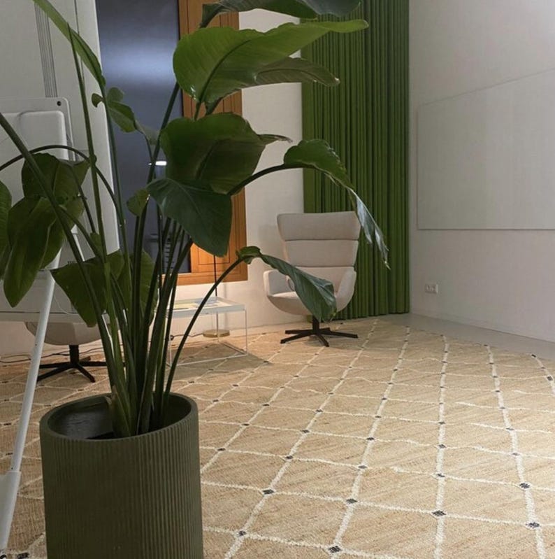 Alfombra abstracta geométrica de tejido plano de yute natural, decoración bohemia ecológica y sostenible. imagen 3