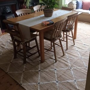 Alfombra abstracta geométrica de tejido plano de yute natural, decoración bohemia ecológica y sostenible. imagen 5