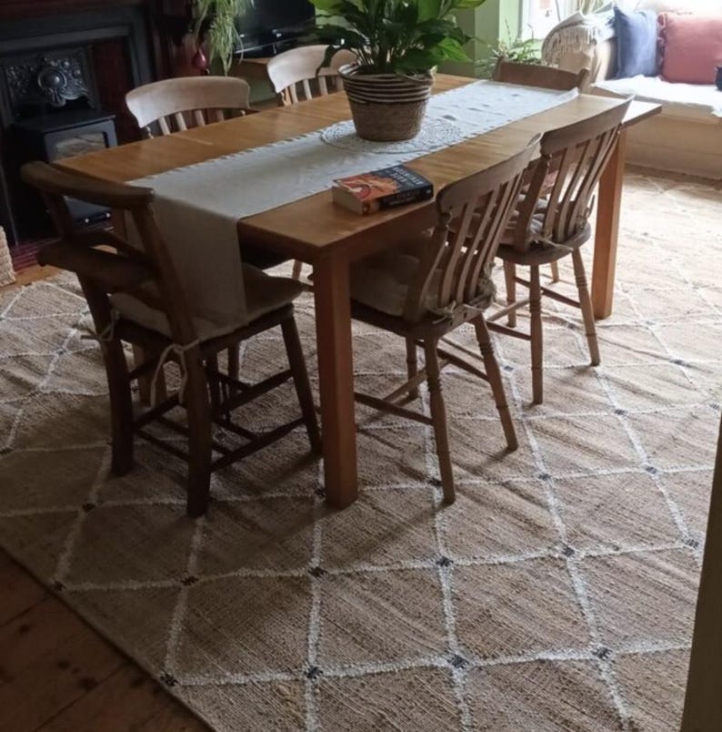 Alfombra abstracta geométrica de tejido plano de yute natural, decoración bohemia ecológica y sostenible. imagen 5