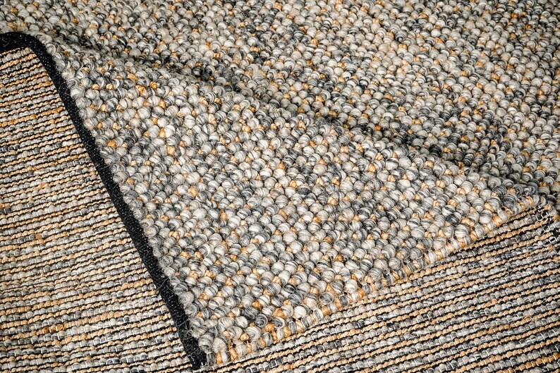 Alfombra de yute de lana con guijarros gruesos en mezcla gris: tejida a mano, estilo escandinavo, en tonos neutros, con decoración de pelo grueso. imagen 17