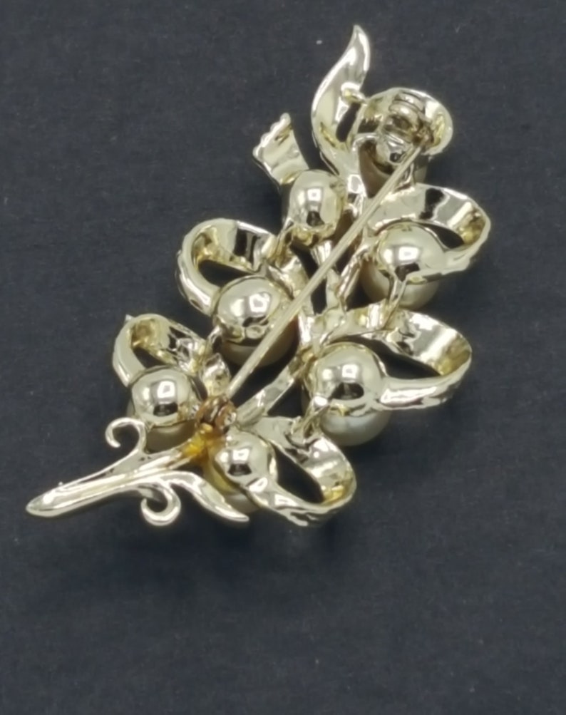 Vintage Faux Pearl Leaf Brooch