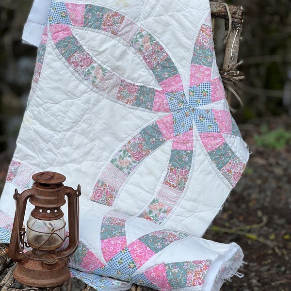 Very Pretty Large Wedding Ring Quilt Piece, Cutter Quilt Piece, Patchwork Quilt Piece, Large Quilt Piece, Pink and White Hand Quilted Piece