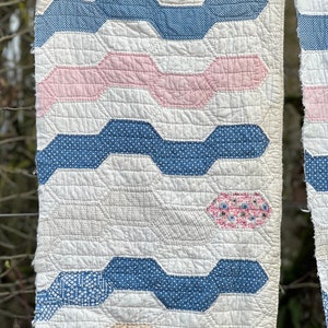 Lovely Vintage Quilt Piece, Handmade Quilt, Cutter Quilt Piece, Hand Quilted Quilt, Old Quilt, Antique Shabby Quilt Piece, Baby Quilt Prop