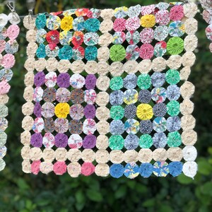 Pretty Yo-Yo Quilt Piece, YoYo Quilt, Vintage Yoyo Quilt Piece, Feed Sack Quilt Piece, Cutter Quilt Piece, Circle Quilt Piece, Photo Prop image 3