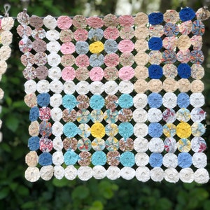 Pretty Yo-Yo Quilt Piece, YoYo Quilt, Vintage Yoyo Quilt Piece, Feed Sack Quilt Piece, Cutter Quilt Piece, Circle Quilt Piece, Photo Prop image 9