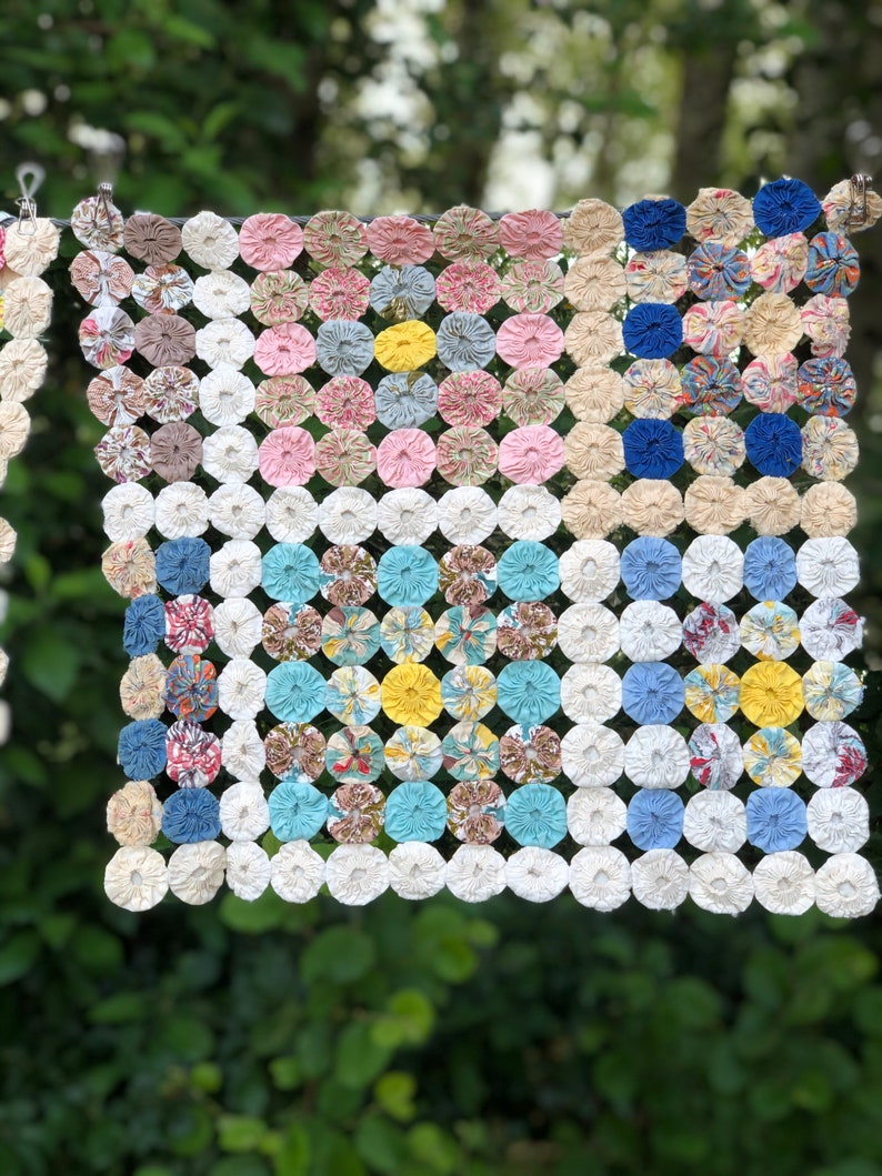 Pretty Yo-Yo Quilt Piece, YoYo Quilt, Vintage Yoyo Quilt Piece, Feed Sack Quilt Piece, Cutter Quilt Piece, Circle Quilt Piece, Photo Prop image 9