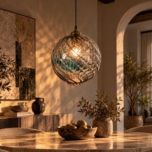 Luminária pendente de vidro soprado à mão, com design canelado em espiral.