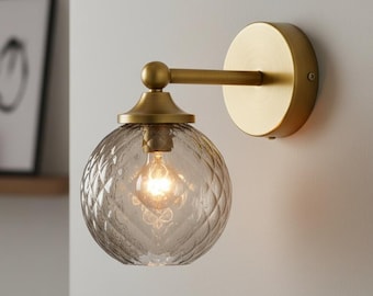 Rökgrå vägglampa i blåst glas – badrumslampa i mässingsram