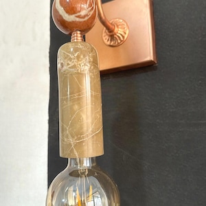 Applique murale en marbre faite main avec finition en laiton, design unique en pierre et en verre pour les intérieurs modernes et artistiques