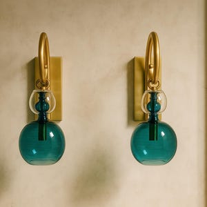 Aplique de pared de vidrio hecho a mano con brazo de latón – Lámpara de globo azul – Lámpara de pared moderna de vidrio soplado – Lámpara de pared de color personalizado para dormitorio