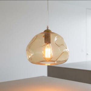 Oregelbunden stendesign | Pendellampa i bärnstensfärgat blåst glas | Handgjord taklampa i stenform