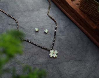 Conjunto de collar Mangalsutra Clover: colgante de corazón de cristal, acabado en oro antiguo.