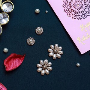Regalo Rakhi per sorella, biglietto d'auguri fatto a mano, regalo di ritorno Rakhi, cesto regalo Rakhi, auguri Rakhi per sorella, set di orecchini, set regalo per sorella