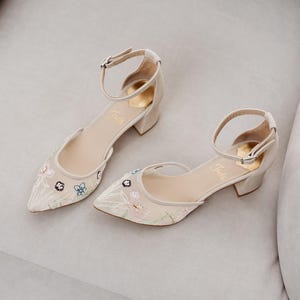 Ivory Wedding Sandals with Low Block Heels and Handmade Embroidery, Off White Bridal Shoes with Ankle Strap from Leather and Soft Mesh