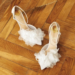 Ivory Wedding Sandals with Organza Flowers, Pointy Kitten Heels and Ankle Strap, Floral Low Bridal Heels, Handmade Ivory Bridal Shoes