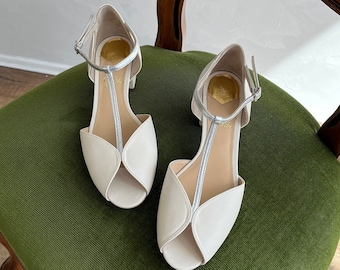 Ivory Wedding Shoes with Silver T-Strap and Low Block Heel, Off-white Bridal Heels with Open Peep Toe, Vintage Wedding Heels in Retro Style