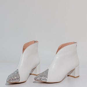 Witte trouwlaarzen met lage blokhak en puntige glitterneus, bruidslaarsjes van echt leer, witte trouwschoenen met blokhakken