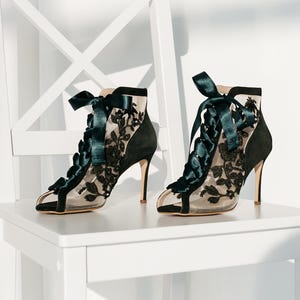 Lace Green Wedding Shoes with Pointy Heels, Flower Embroidered Boots with Ribbons, High Heels Bridal Shoes, Emerald Green Wedding Boots