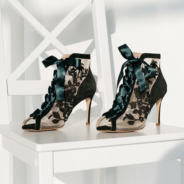Lace Green Wedding Shoes with Pointy Heels, Flower Embroidered Boots with Ribbons, High Heels Bridal Shoes, Emerald Green Wedding Boots