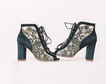 Emerald Green Lace Wedding Shoes with High Block Heels, Flower Embroidered Boots with Front Laces, Bridal Shoes, Suede Wedding Boots