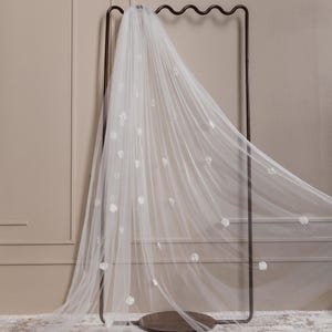 Wedding Veil with 3D Organsa Wildflowers Embroidery, White Flowers Embroidery, Customised Tulle Veil, Handmade Bridal Veil with Flowers
