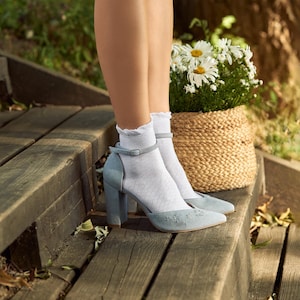 Blaue Trachten Brautsandalen mit hohem Blockabsatz und Edelweiss Handstickerei, Hochzeitsschuhe mit V-Ausschnitt und Knöchelriemen