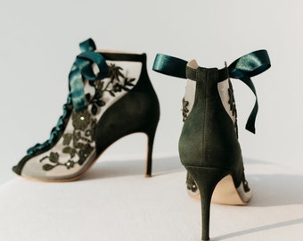 Lace Green Wedding Shoes with Pointy Heels, Flower Embroidered Boots with Ribbons, High Heels Bridal Shoes, Emerald Green Wedding Boots