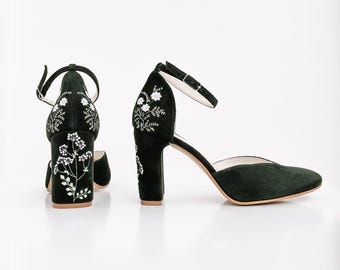Emerald Green Bridal Sandals with White Handmade Embroidery, Wedding Shoes with V-Notched Vamp and Ankle Strap, Bridal Shoes with Block Heel