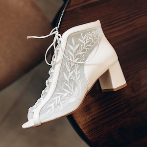 Witte kanten trouwschoenen met handgemaakte bladerenborduurwerk en lage blokhakken, enkellaarzen met veters aan de voorkant, leren trouwlaarzen voor bruid
