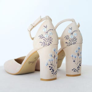 Sandali da sposa color avorio con ricami fatti a mano, scarpe da sposa con tomaia a V, punta a mandorla e cinturino alla caviglia, scarpe da sposa con tacco a blocco