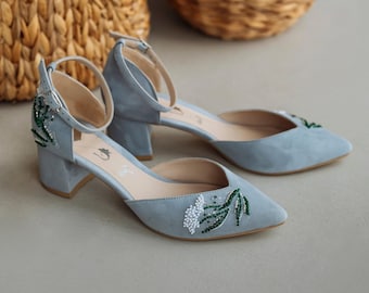 Blå traditionella Trachten brudsandaler med handgjord broderi och låg blockklack, brudskor med V-skuren vrårm och fotledsrem