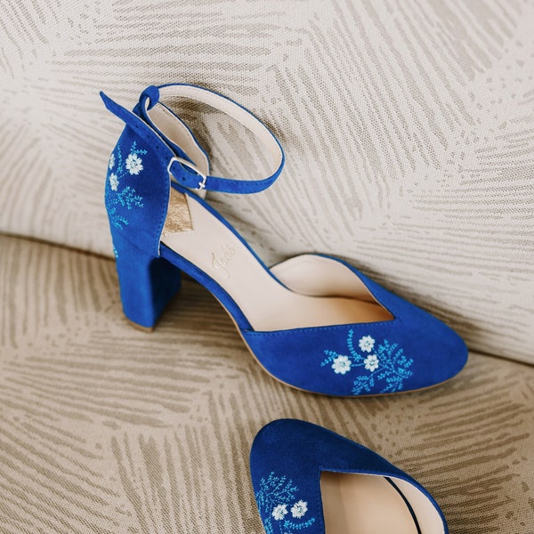 Sandales de mariée bleu roi avec broderie faite main, chaussures de mariée avec empeigne crantée en V et bride à la cheville, chaussures de mariée Something Blue à talon carré