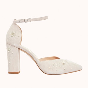 Elfenbeinfarbene Trachten-Braut-Sandalen mit hohem Blockabsatz und Edelweiss-Stickerei, Hochzeitsschuhe mit V-Ausschnitt, spitzer Spitze