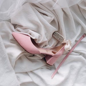 Rosa Hochzeitssandalen mit niedrigem Blockabsatz, Knöchelriemen, errötete Brautschuhe, rosa Hochzeitsschuhe aus Wildleder mit spitzer Zehe
