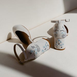 Off-white Wide Fit Bridal Sandals with Handmade Embroidery, Wedding Shoes with V-Notched Vamp and Ankle Strap, Bridal Shoes Low Block Heel
