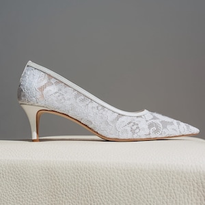 Sapatos de casamento brancos com salto baixo pontudo e renda floral, sapatos de casamento bordados com flores, sapatos de noiva bico fino, sapato de noiva de renda personalizado