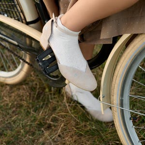Elfenbeinfarbene Trachten-Braut-Sandalen mit niedrigem Blockabsatz und Edelweiss-Stickerei, Hochzeitsschuhe mit V-Ausschnitt