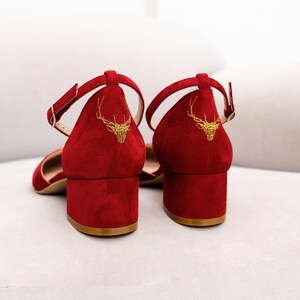 Rote Trachten-Braut-Sandalen mit handgefertigter Hirsch-Stickerei, Wildleder-Hochzeitsschuhe mit V-Ausschnitt, mandelförmiger Spitze Bild 6