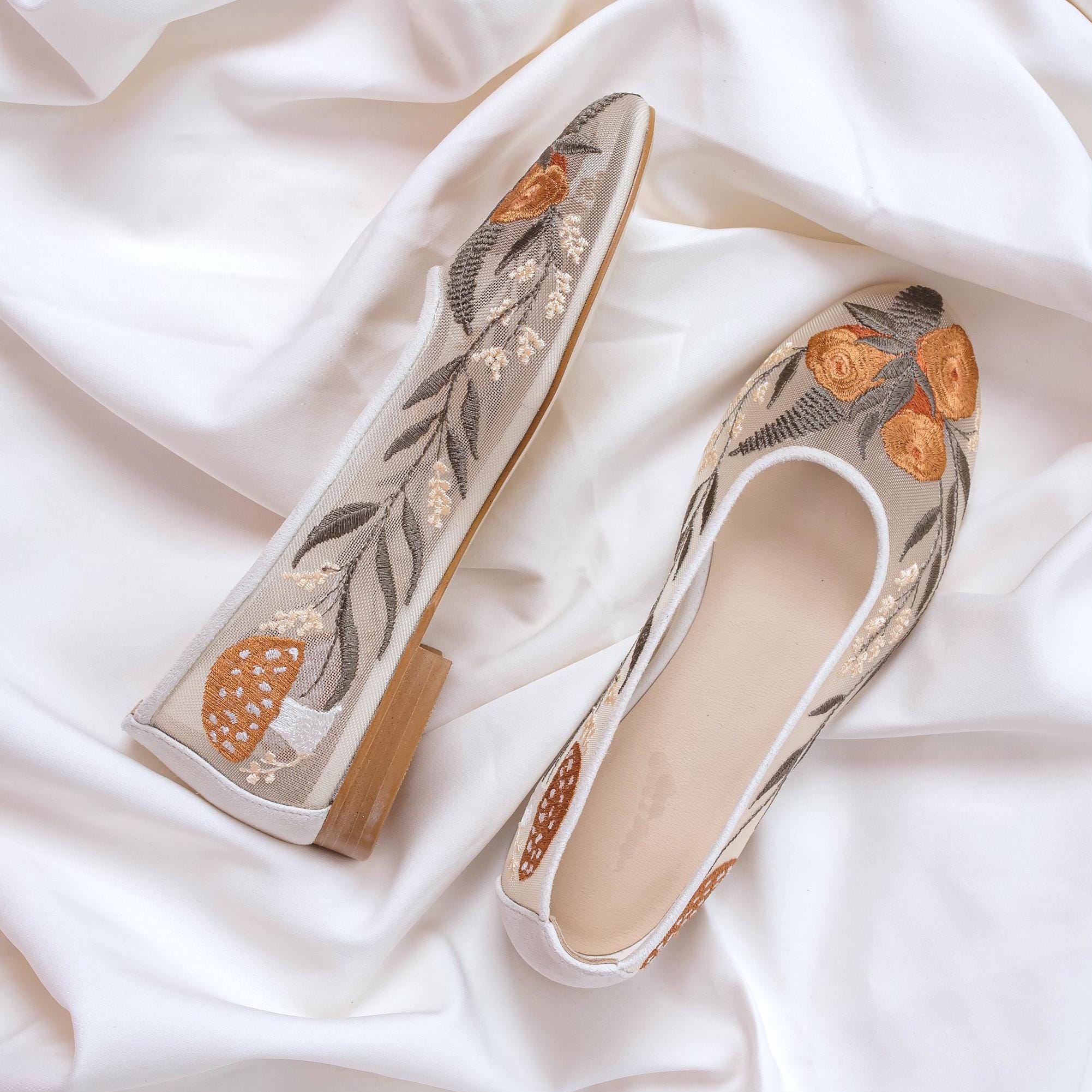 Bos bruiloft flats met paddenstoelenborduursel en amandelteen, transparante mesh trouwschoenen met roestrozen, doorschijnende geborduurde flats